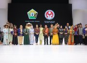 Pj. Gubernur Apresiasi Desainer Fashion Kain Tenun Asal Sultra