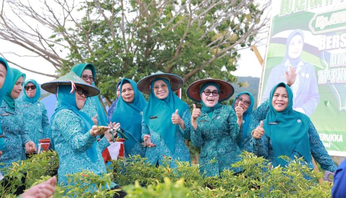 Panen Harapan dari Pekarangan: TP PKK Sultra Dorong Ketahanan Pangan Keluarga di Bombana