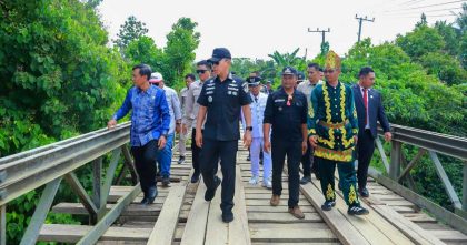 Gubernur Sulawesi Tenggara, Andi Sumangerukka (tengah), meninjau langsung kondisi ruas jalan di Desa Puunangga, Kecamatan Lalembuu, Kabupaten Konawe Selatan, guna memastikan percepatan perbaikan infrastruktur yang selama ini dikeluhkan masyarakat.