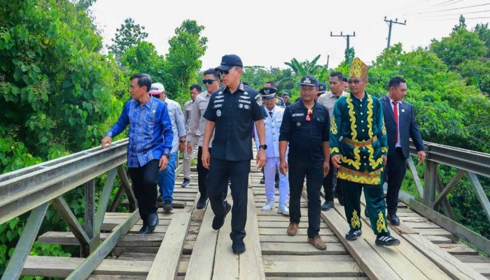 Gubernur Sulawesi Tenggara, Andi Sumangerukka (tengah), meninjau langsung kondisi ruas jalan di Desa Puunangga, Kecamatan Lalembuu, Kabupaten Konawe Selatan, guna memastikan percepatan perbaikan infrastruktur yang selama ini dikeluhkan masyarakat.