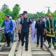 Gubernur Sulawesi Tenggara, Andi Sumangerukka (tengah), meninjau langsung kondisi ruas jalan di Desa Puunangga, Kecamatan Lalembuu, Kabupaten Konawe Selatan, guna memastikan percepatan perbaikan infrastruktur yang selama ini dikeluhkan masyarakat.